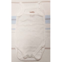 Бебешко бяло боди потник с тънка презрамка от дишаща материя Бебешко бяло боди потник с тънка презрамка от дишаща материя