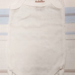 Бебешко бяло боди потник с тънка презрамка от дишаща материя Бебешко бяло боди потник с тънка презрамка от дишаща материя