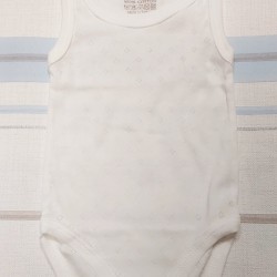 Бебешко бяло боди потник от дишаща материя с широка презрамка Бебешко бяло боди потник от дишаща материя с широка презрамка