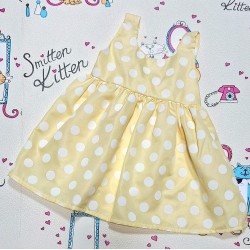 Детска лятна рокля в жълто на бели точки с панделка на гърба