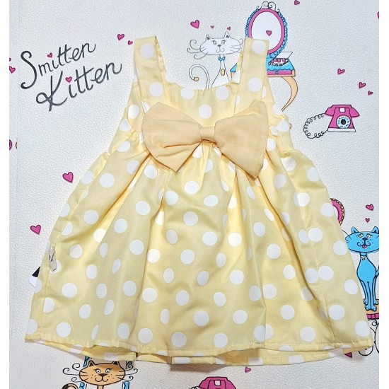 Детска лятна рокля в жълто на бели точки с панделка на гърба