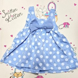 Детска лятна рокля в светло синьо на бели точки с панделка на гърба