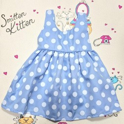 Детска лятна рокля в светло синьо на бели точки с панделка на гърба