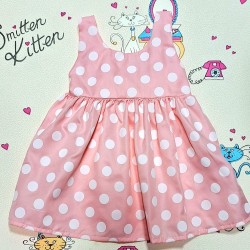 Детска лятна рокля в розово на бели точки с панделка на гърба