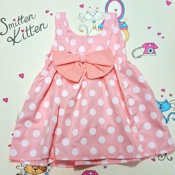 Детска лятна рокля в розово на бели точки с панделка на гърба