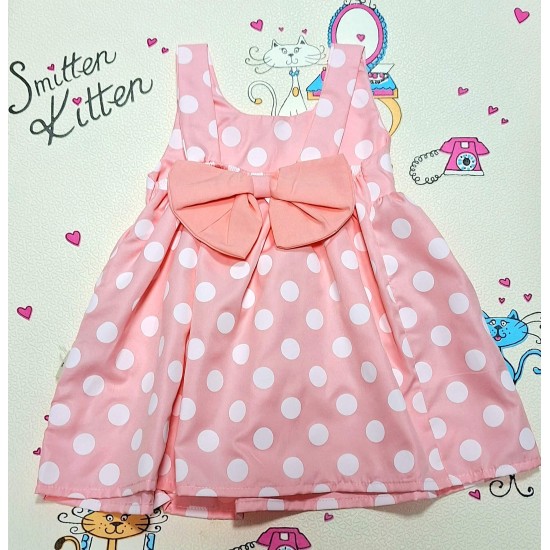 Детска лятна рокля в розово на бели точки с панделка на гърба