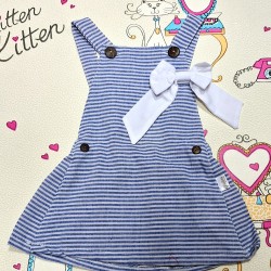 Детски сукман в синьо и бяло райе с бяла шнола/брошка Детски сукман в синьо и бяло райе с бяла шнола/брошка