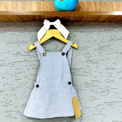 Детски сукман в синьо и бяло райе с бяла шнола/брошка