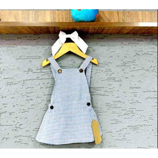 Детски сукман в синьо и бяло райе с бяла шнола/брошка