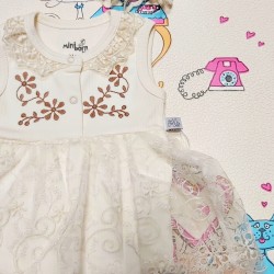 Бебешка боди рокля в екрю с дантела с лента за коса  Мари