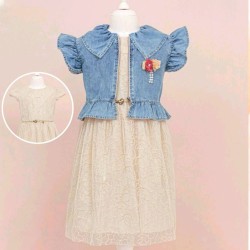 Елегантна детска рокля в екрю с дънков елек Елегантна детска рокля в екрю с дънков елек