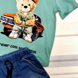 Детски летен комплект със зелена тениска с яка  и къси дънкови панталони