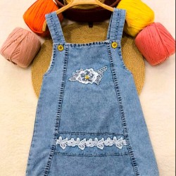 Детски дънков сукман с дантела и презрамки Детски дънков сукман с дантела и презрамки