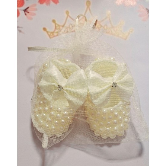 Елегантни бебешки обувки с перли в бяло/екрю