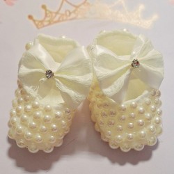 Елегантни бебешки обувки с перли в бяло/екрю