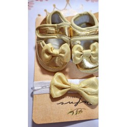 Бебешки комплект в златисто от обувки и лента за коса Бебешки комплект в златисто от обувки и лента за коса