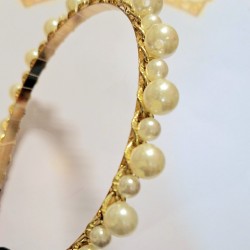 Детска диадема в златно и бели перли