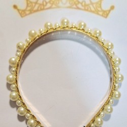 Детска диадема в златно и бели перли Детска диадема в златно и бели перли