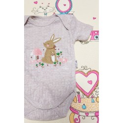 Бебешко боди в бежово от дишаща материя със зайче Бебешко боди в бежово от дишаща материя със зайче