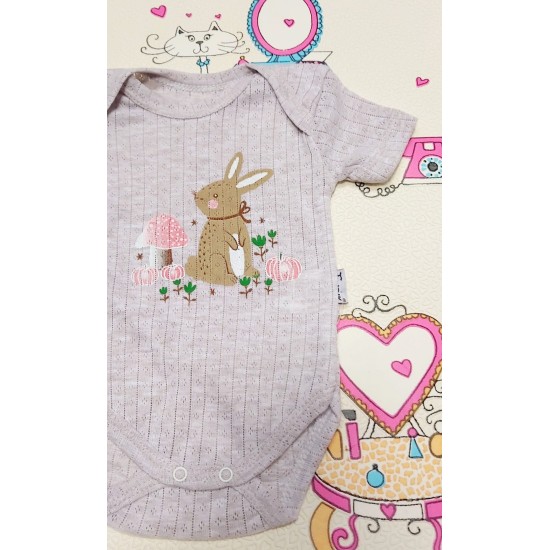 Бебешко боди в бежово от дишаща материя със зайче Бебешко боди в бежово от дишаща материя със зайче