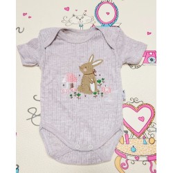 Бебешко боди в бежово от дишаща материя със зайче Бебешко боди в бежово от дишаща материя със зайче