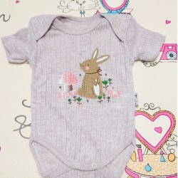 Бебешко боди в бежово от дишаща материя със зайче Бебешко боди в бежово от дишаща материя със зайче
