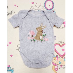 Бебешко сиво боди от дишаща материя със зайче Бебешко сиво боди от дишаща материя със зайче