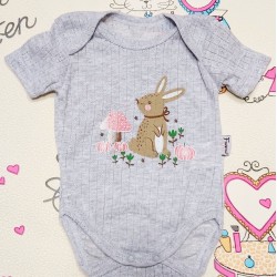 Бебешко сиво боди от дишаща материя със зайче Бебешко сиво боди от дишаща материя със зайче