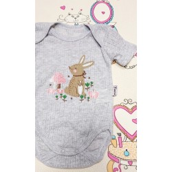 Бебешко сиво боди от дишаща материя със зайче