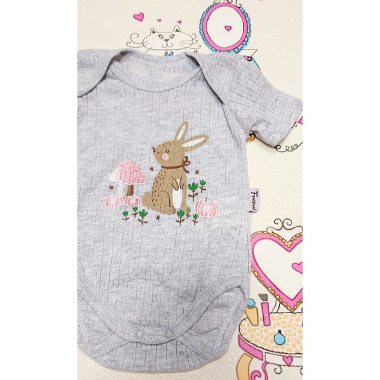Бебешко сиво боди от дишаща материя със зайче Бебешко сиво боди от дишаща материя със зайче