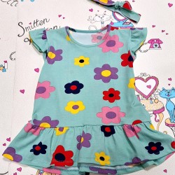 Детска лятна рокля в зелено с цветя и лента за коса