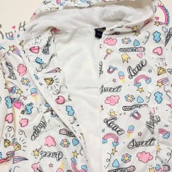 Детско яке ветровка в бяло с весел принт с качулка