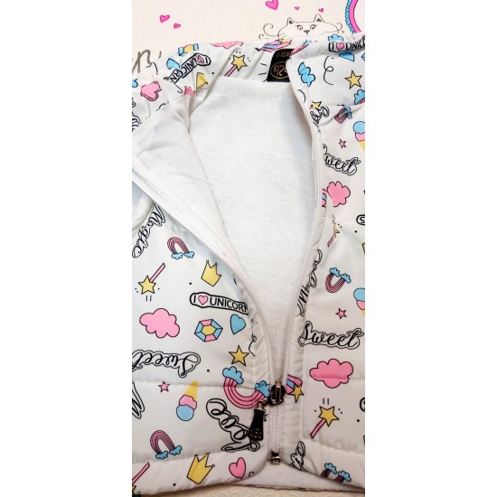 Бебешки шушляков елек в бяло с весел принт Бебешки шушляков елек в бяло с весел принт