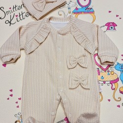 Стилен бебешки гащеризон в бежово с панделки и шапка Стилен бебешки гащеризон в бежово с панделки и шапка