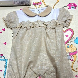 Луксозен италиански ромпър/гащеризон в тъмно бежово със златиста нишка в кутия Луксозен италиански ромпър/гащеризон в тъмно бежово със златиста нишка в кутия