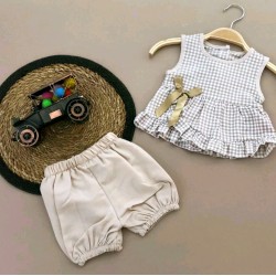 Бебешки комплект с къси панталонки в бежово Бебешки комплект с къси панталонки в бежово