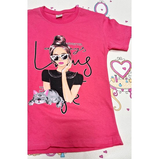 Детска лятна тениска в малина Момичето с котката Детска лятна тениска в малина Момичето с котката