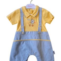Бебешки летен гащеризон с яка в жълто и синьо Мечо с кола Бебешки летен гащеризон с яка в жълто и синьо Мечо с кола