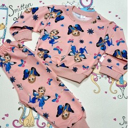 Детски спортен комплект в прасковено Елза с пеперуди Детски спортен комплект в прасковено Елза с пеперуди