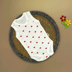 Бебешки боди потник в бяло на червени сърчица