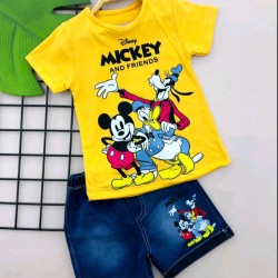 Детски летен комплект в жълто с къси дънкови панталони ,,Мики и приятели Детски летен комплект в жълто с къси дънкови панталони ,,Мики и приятели