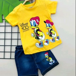 Детски летен комплект с жълта блузка и дънкови панталонки с патето Доналд Детски летен комплект с жълта блузка и дънкови панталонки с патето Доналд