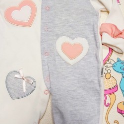 Бебешки гащеризон в бяло,сиво и розово на сърца