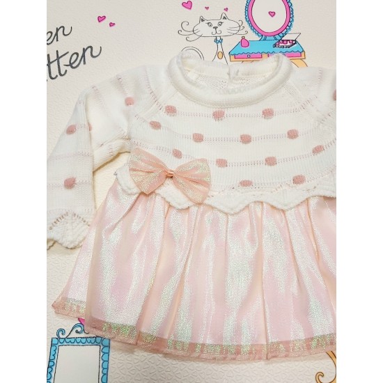 Плетена бебешка рокля в екрю и праскова с тюл