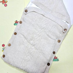 Бебешко порт бебе с качулка и пухкава подплата в кремаво/бяло