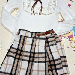 Детски комплект с блуза и къс пола-панталон в каре Детски комплект с блуза и къс пола-панталон в каре