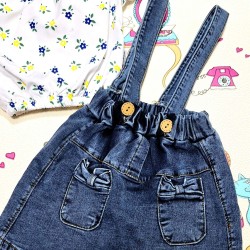 Детски летен комплект с дънкова пола с презрамки и бяла блуза на цветя