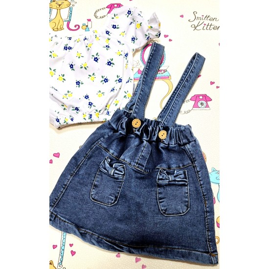 Детски летен комплект с дънкова пола с презрамки и бяла блуза на цветя