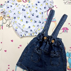 Детски летен комплект с дънкова пола с презрамки и бяла блуза на цветя