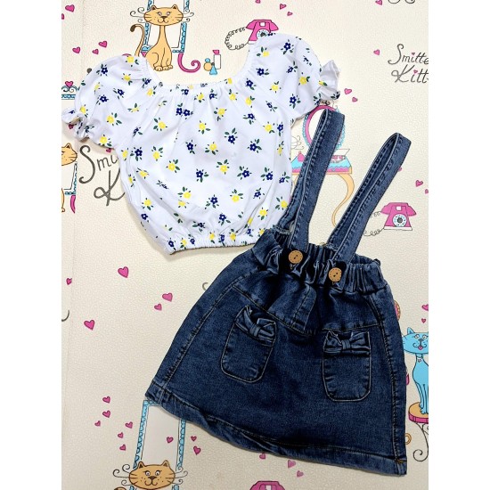 Детски летен комплект с дънкова пола с презрамки и бяла блуза на цветя